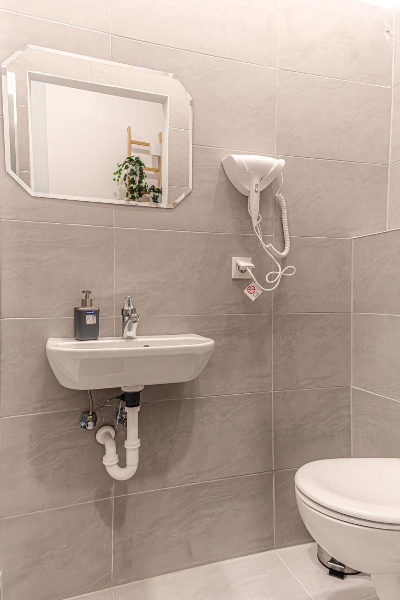 Stylish Studio Apartment Wiener Stadthalle Viena Exterior foto